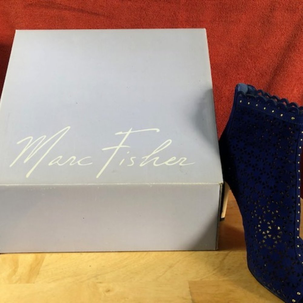 Marc Fisher Sanish Blue Suede Laser Cut Booties Heels Back Zip Peep Toe Shoes - Picture 4 of 4